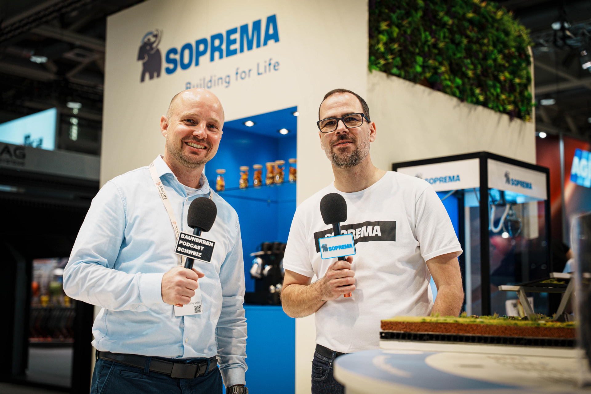 Marco Fehr im Interview für den Bauherren Podcast Schweiz an einer Baumesse
