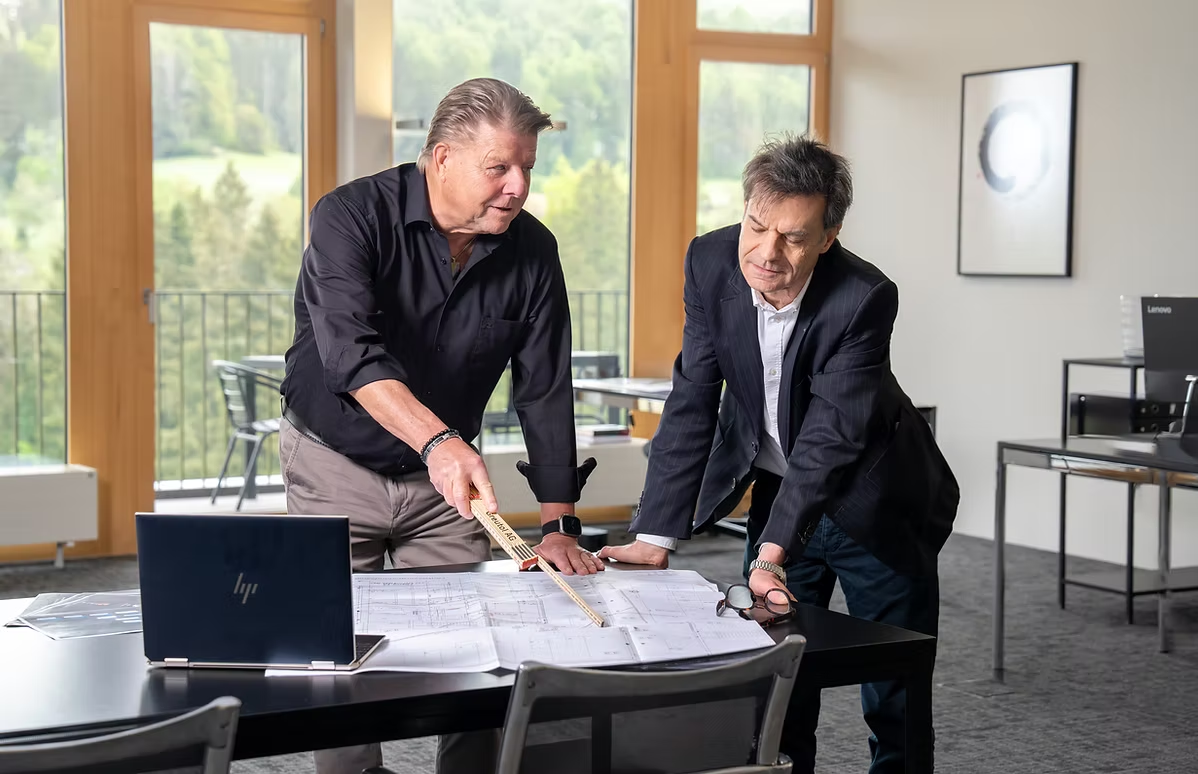 Werner Schnellmann und Fachkollege besprechen Pläne