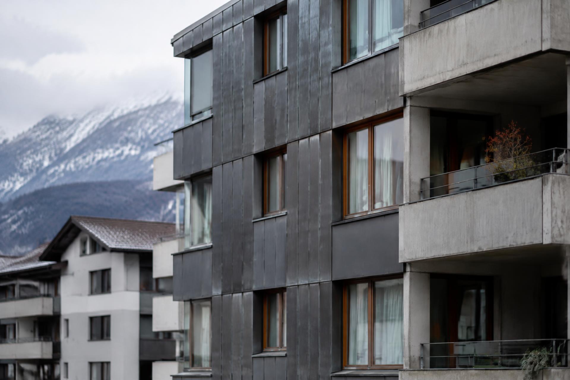 Metallfassade eines Schweizer Mehrfamilienhauses